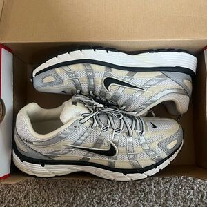 Nike Women's Gray and Cream Athletic Shoes